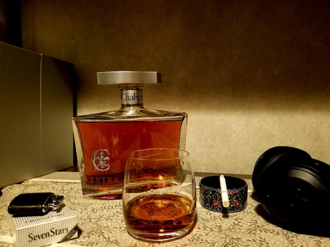 来到BURBERRY第一个月，今天开瓶酒，祝自己新的一个月大卖。