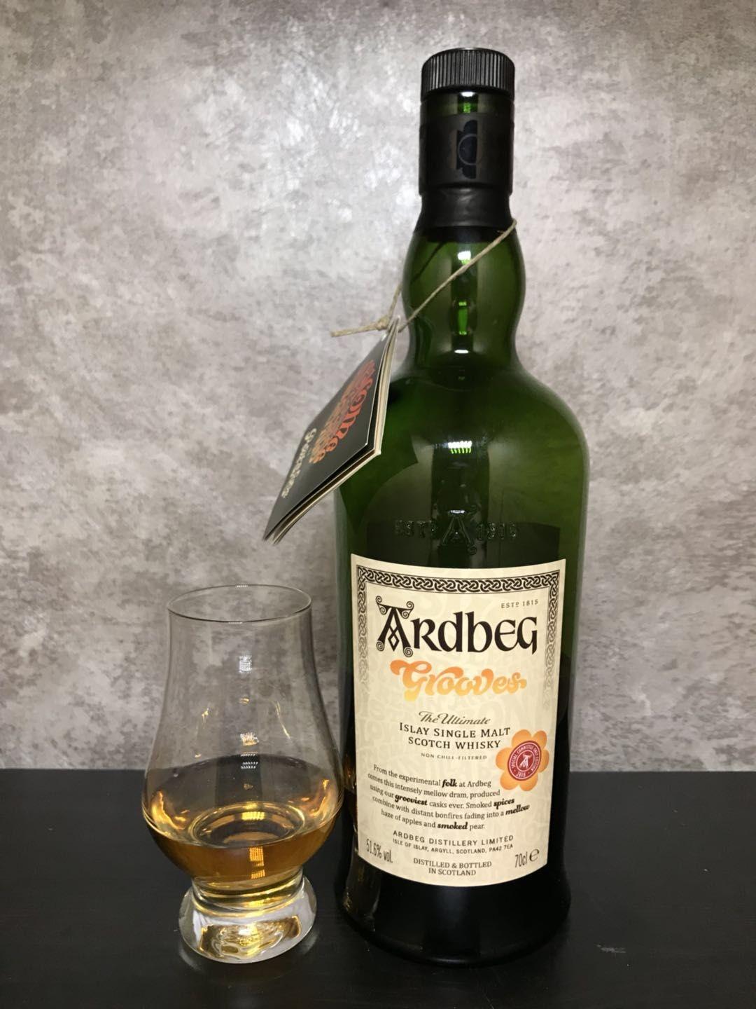 一个人静静品酒的夜晚