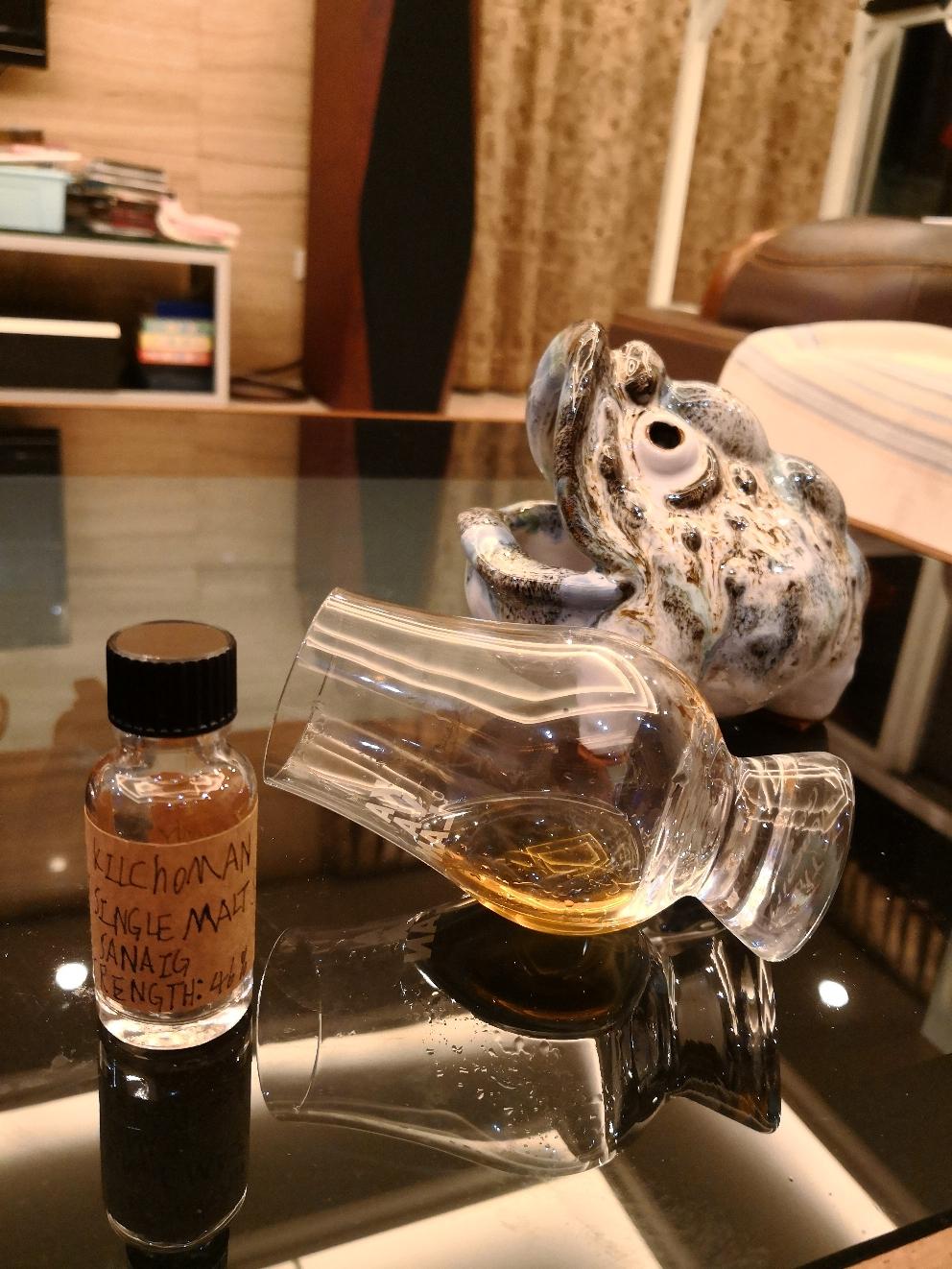 一个人静静品酒的夜晚