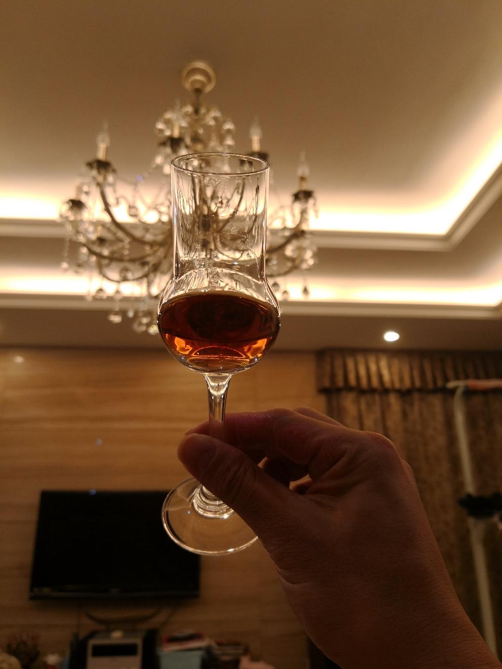 一个人静静品酒的夜晚