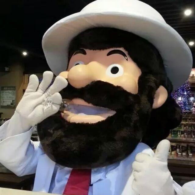 一个人静静品酒的夜晚