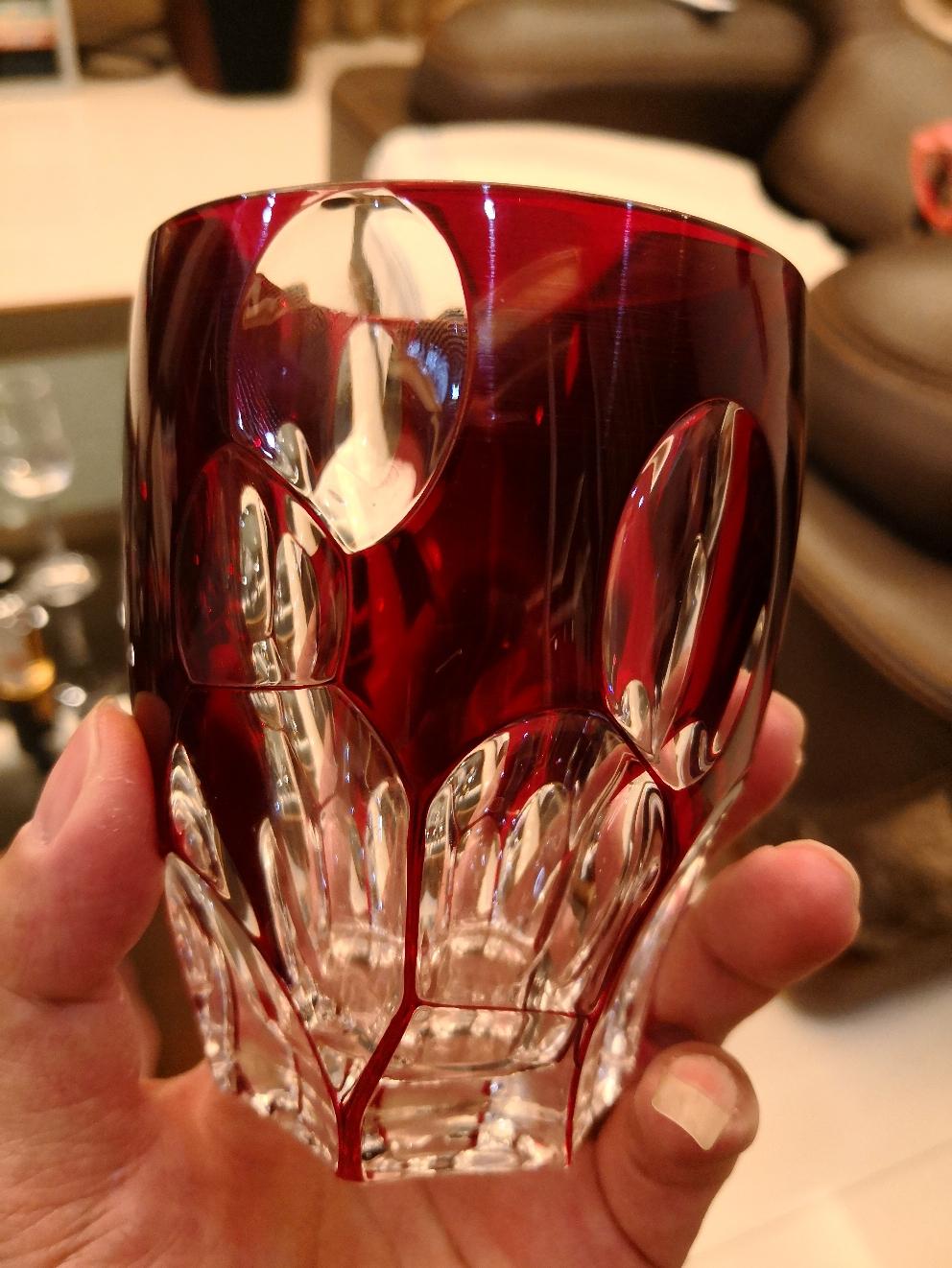 一个人静静品酒的夜晚