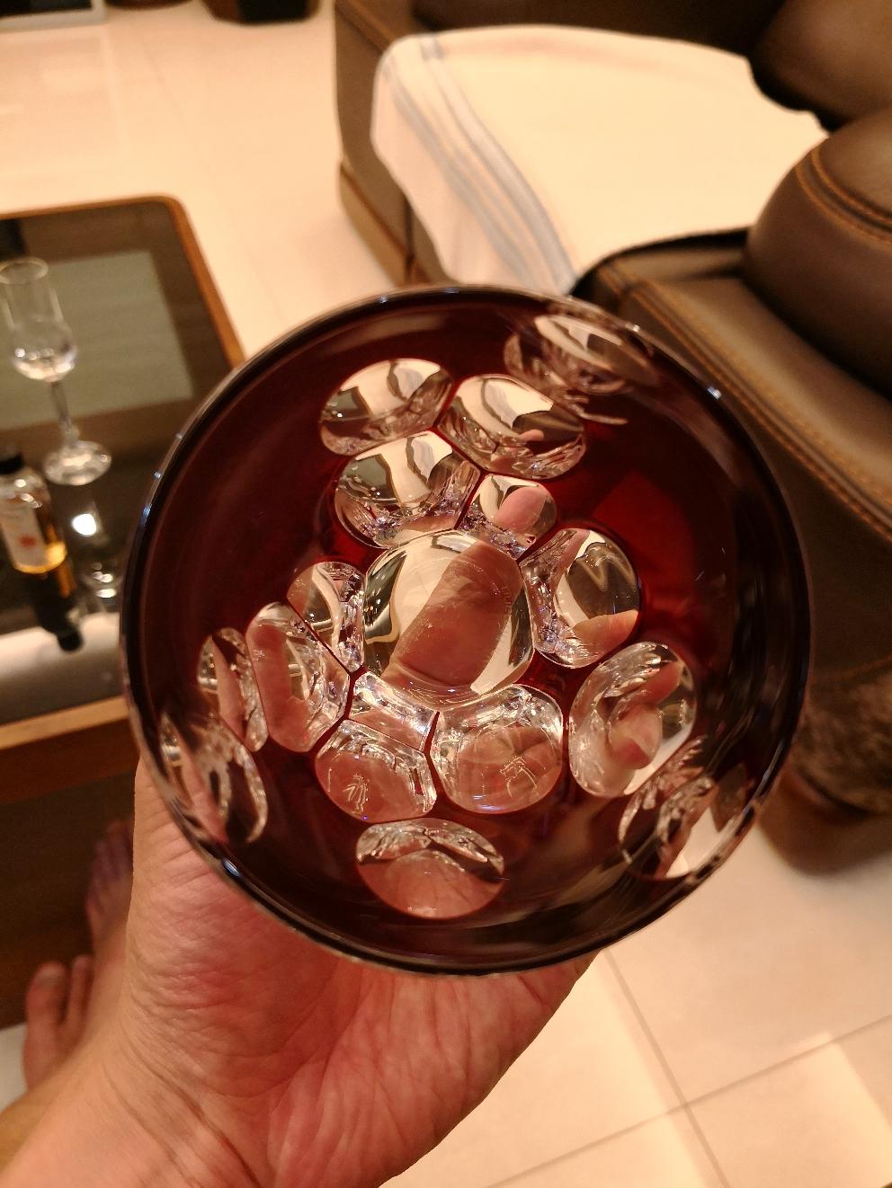 一个人静静品酒的夜晚