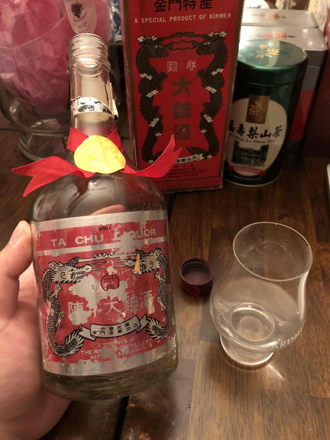 大喜之日，当然少不了极品老金门！68度的火烤火燎浓稠似蜜炙热甘甜。民国69年酿，76年装，欢迎任何飞天飞地五米八粮古窖御用特供限量绝版白货来战！<img src='https://sdata.whiskyworm.com/xcxpics/emoji_31.png' class='emoji' /><img src='https://sdata.whiskyworm.com/xcxpics/emoji_31.png' class='emoji' /><img src='https://sdata.whiskyworm.com/xcxpics/emoji_45.png' class='emoji' />