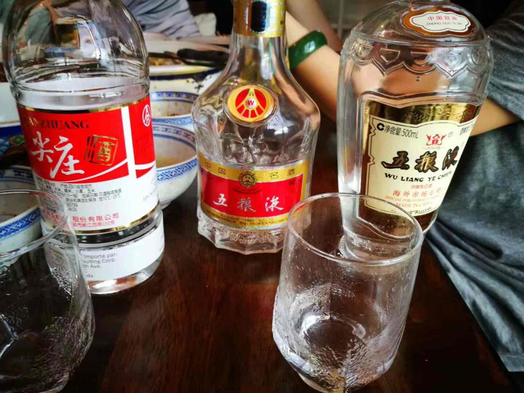 经老丈人鉴定，留洋的尖庄竟直逼五粮液！同时表示，25虽好，若论贪杯，唯川酒所向披靡！<img src='https://sdata.whiskyworm.com/xcxpics/emoji_45.png' class='emoji' />