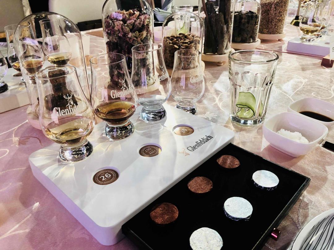 酒虫网-梅州柏琚酒店格兰菲迪创建130周年双雪莉单桶纪念版品鉴晚宴，全球限量500套的限量版，已越品越少……