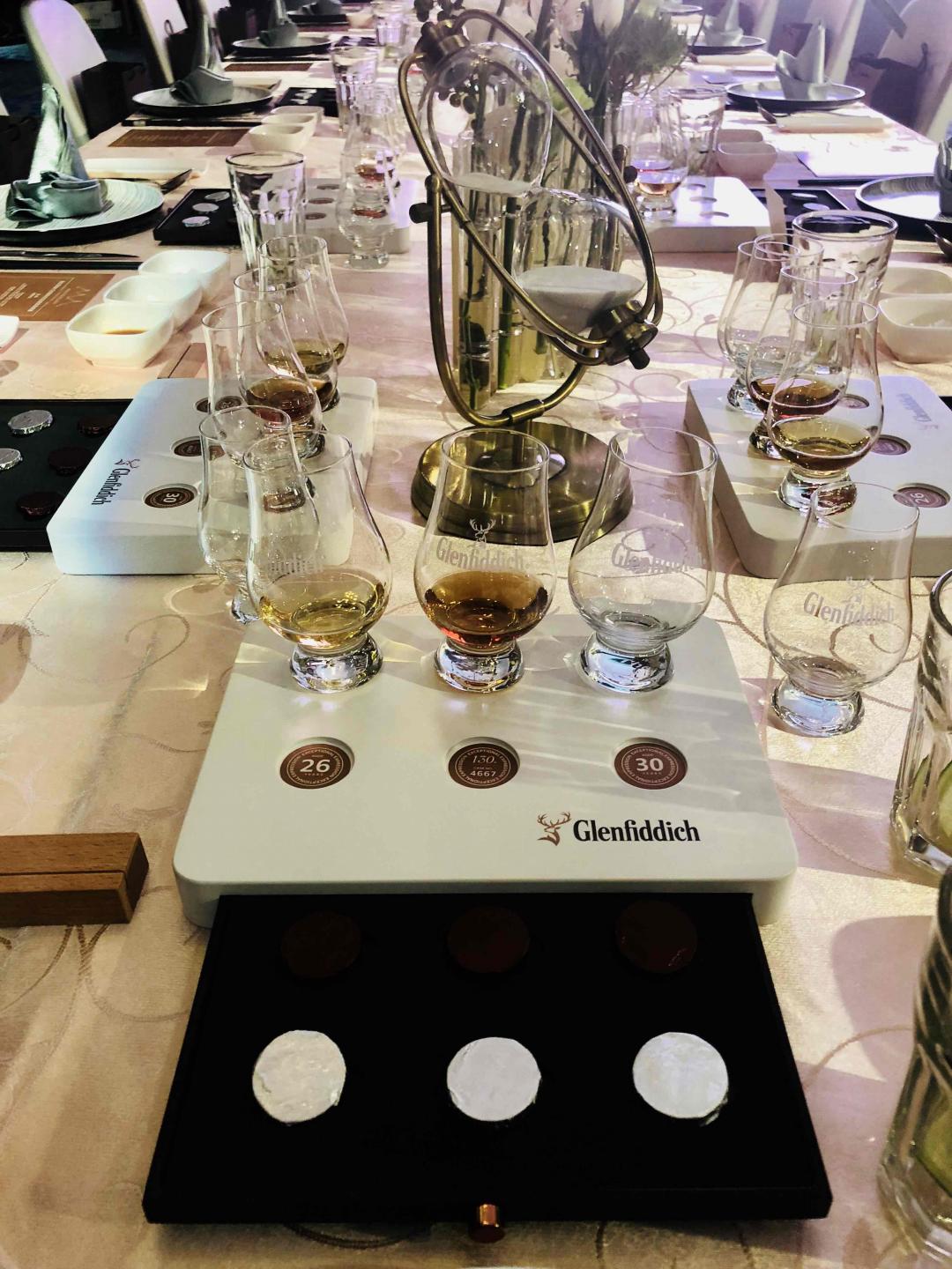 酒虫网-梅州柏琚酒店格兰菲迪创建130周年双雪莉单桶纪念版品鉴晚宴，全球限量500套的限量版，已越品越少……