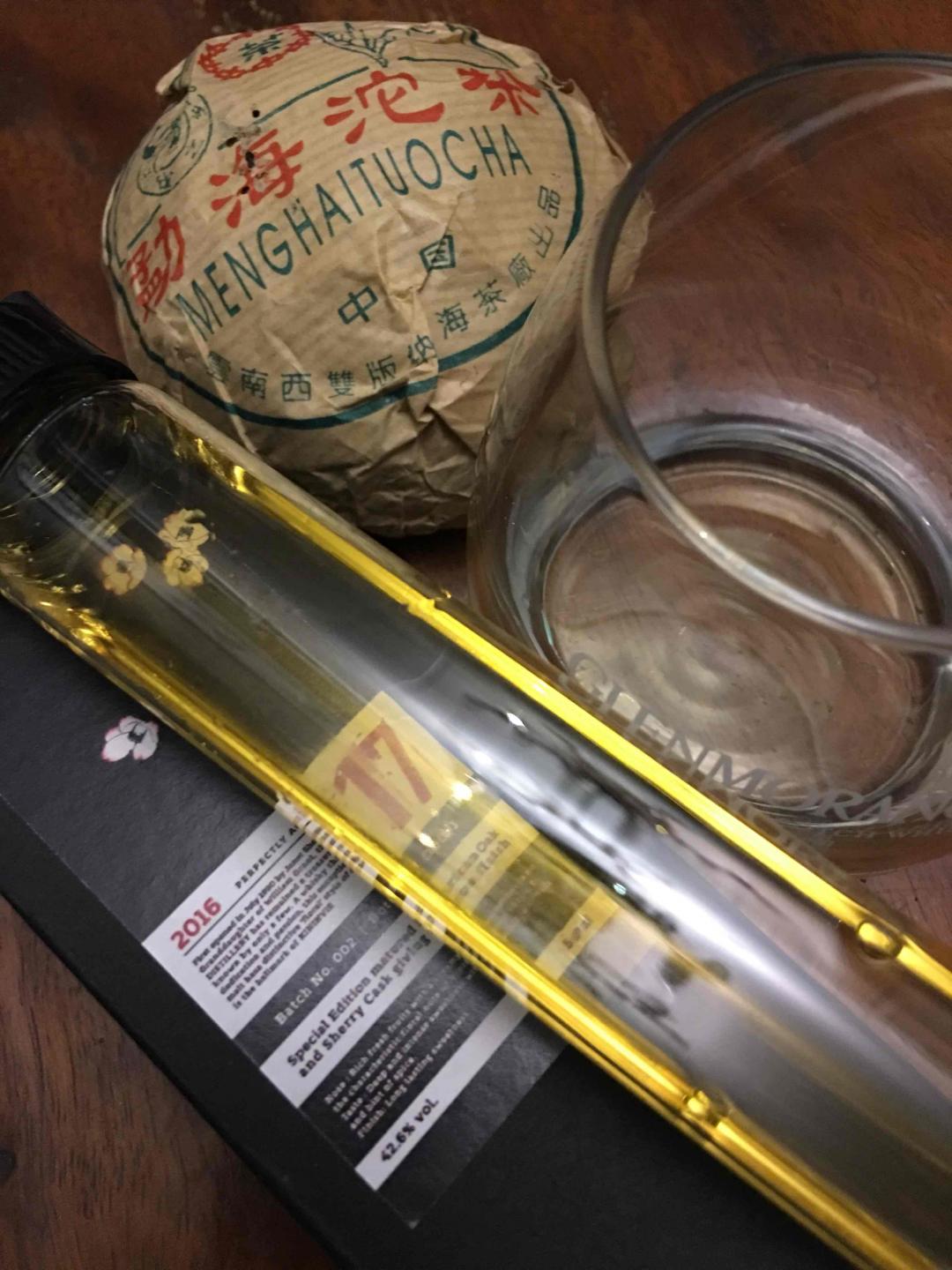 Felix 的分享<img src='https://sdata.whiskyworm.com/xcxpics/emoji_5.png' class='emoji' />初开闻酒精有点呛，逐步氧化后花香味明显。入口后舌头👅拨动三下后明显被滞住，蜡感明显，浮出浓浓的奶油味。吞下后，余味从喉向鼻腔涌去，42.6%有原桶强的感觉？交替感受到花香和麦芽味，甜甜的尾韵夹杂着轻咸味。