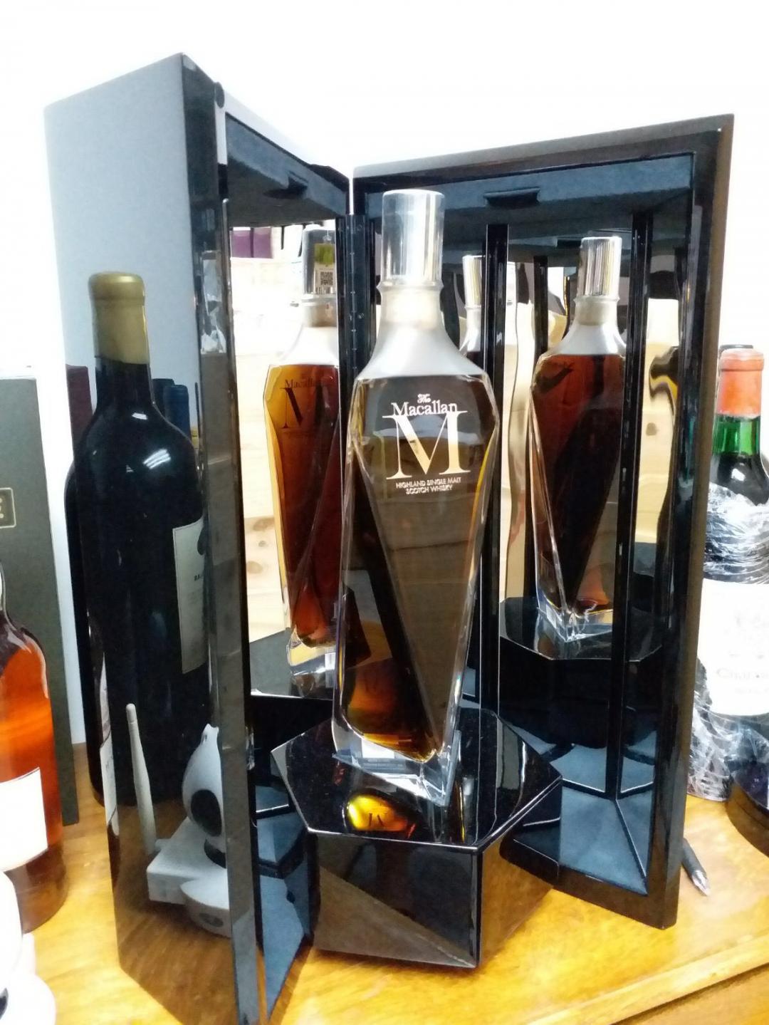 😍這瓶漂亮的Macallan M水晶瓶，這瓶是Lalique（是法國非常著名的玻璃製造商制造）。瓶子形狀由Lalique特別的設計，切割面是非常難以製作的。但怎麼在網上找不到裡面的酒是什麼年份呢？請問有沒有大神可以指點迷津啊？謝謝