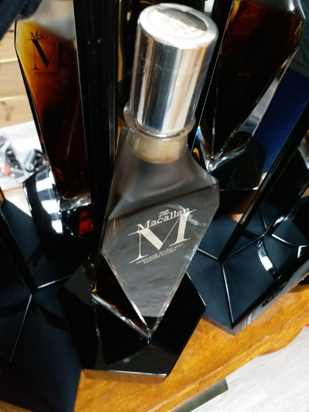 😍這瓶漂亮的Macallan M水晶瓶，這瓶是Lalique（是法國非常著名的玻璃製造商制造）。瓶子形狀由Lalique特別的設計，切割面是非常難以製作的。但怎麼在網上找不到裡面的酒是什麼年份呢？請問有沒有大神可以指點迷津啊？謝謝