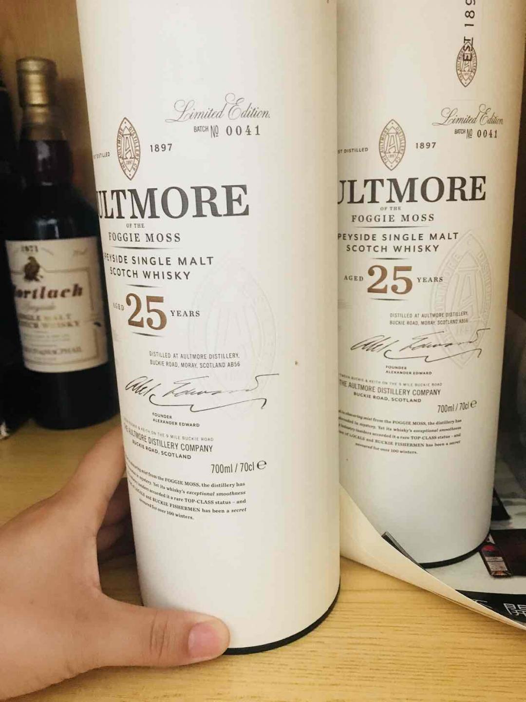 新入的3款……还有两支欧摩27没到！除了图1是朋友硬塞给我买的，图2是看了酒虫上推荐的评论买的……待到一个月后酒解禁再逐个试试……