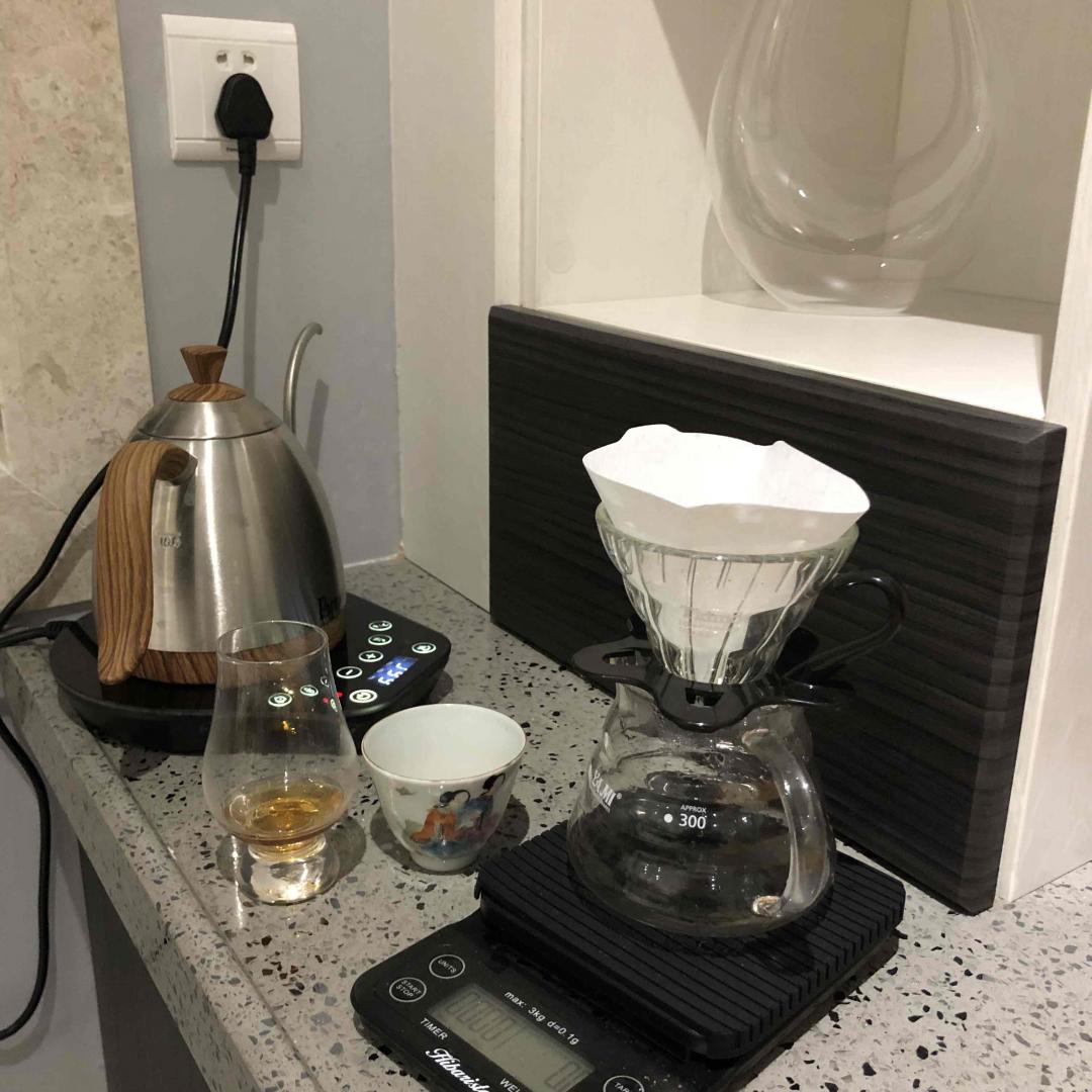 最愛的喝手沖咖啡的方式就是配一杯威士忌