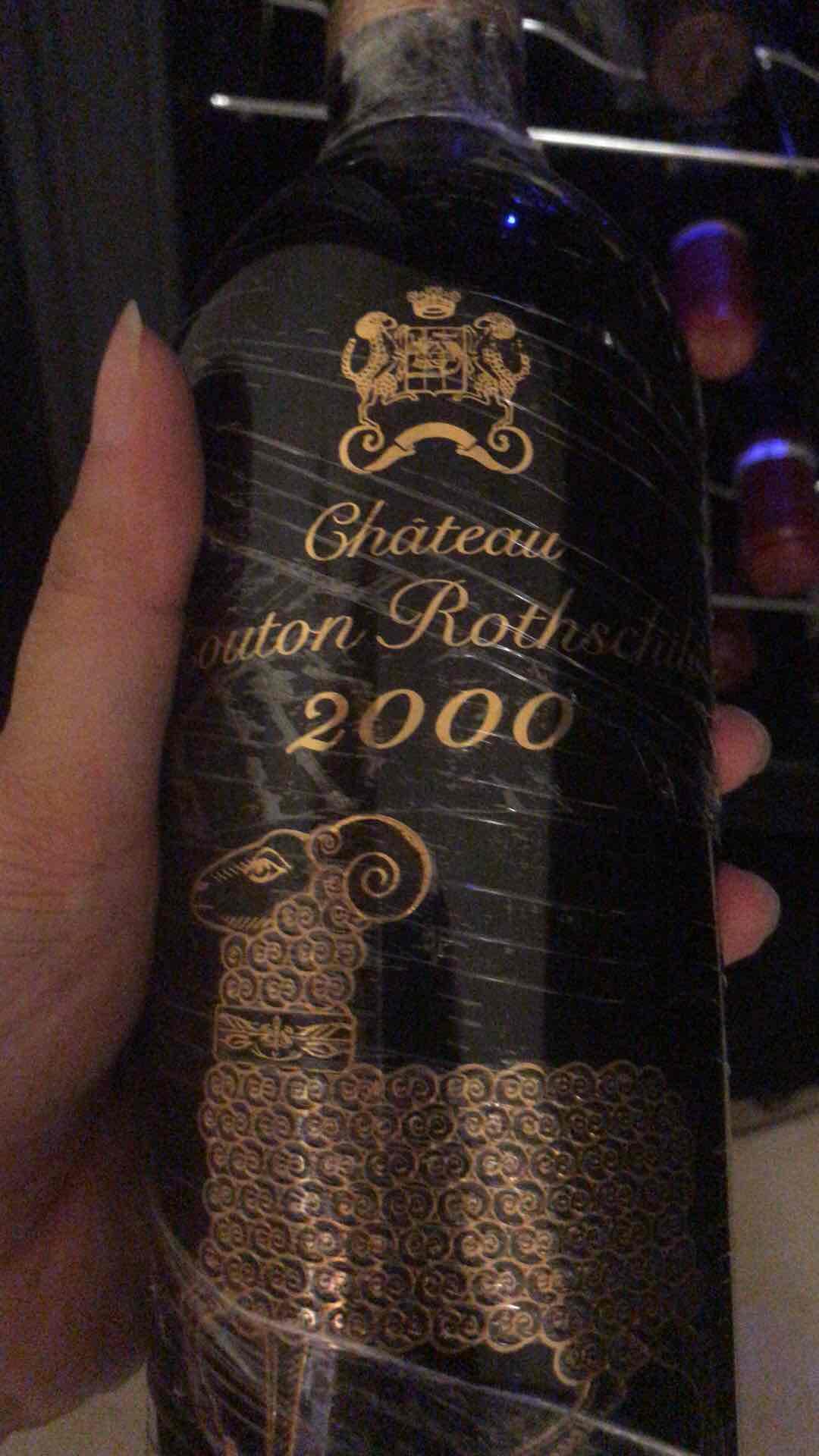 喝酒的正确方式。人多是开红酒还是威士忌？