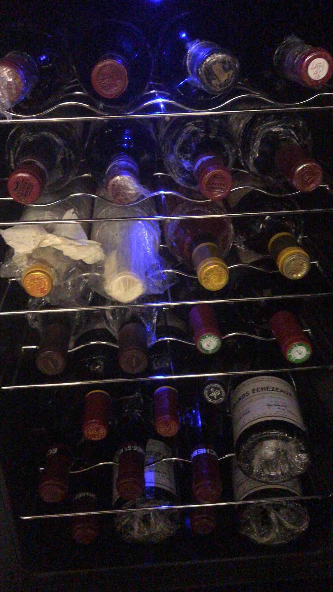 喝酒的正确方式。人多是开红酒还是威士忌？