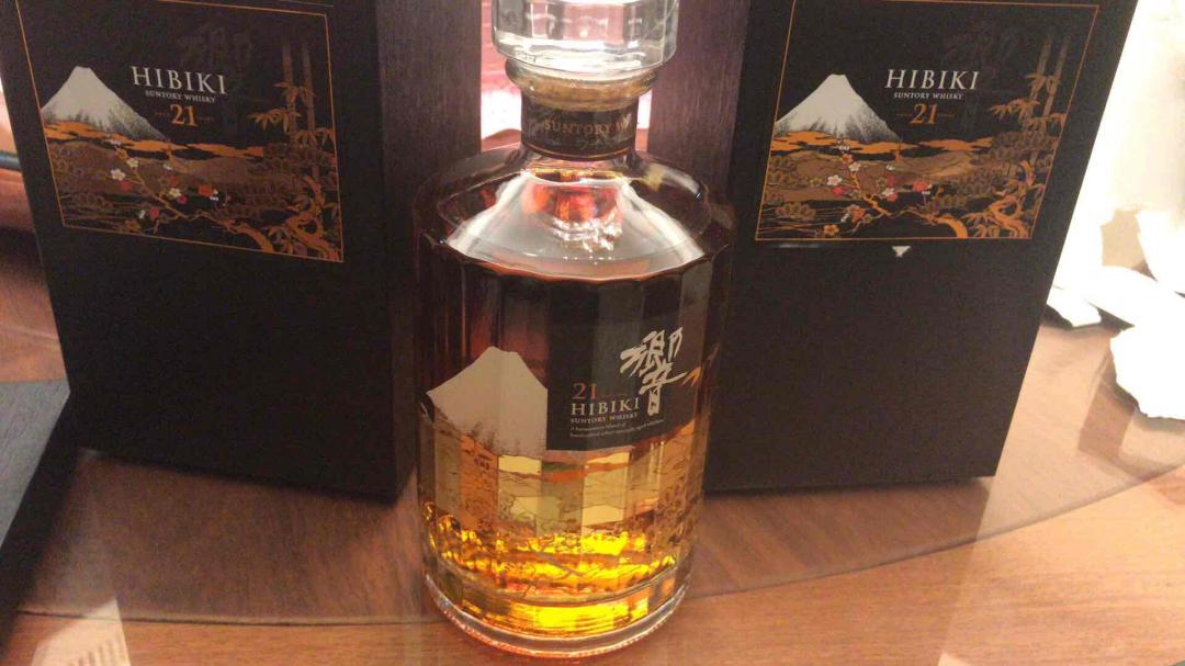 喝酒的正确方式。人多是开红酒还是威士忌？