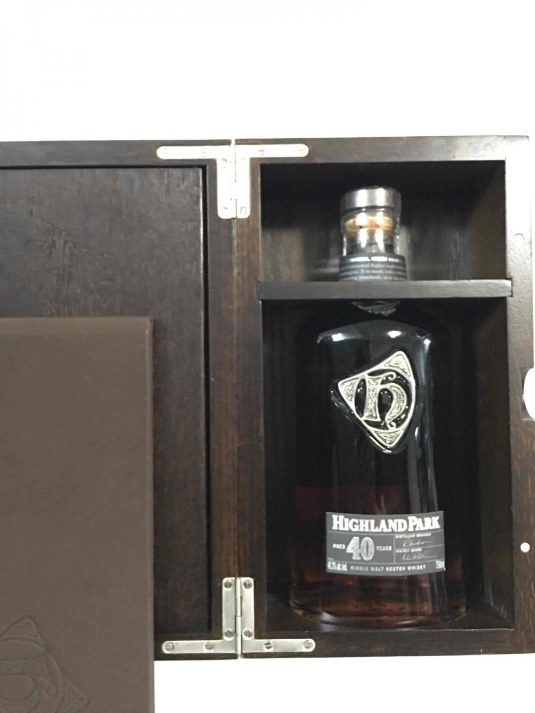 到酒商家里买支班尼富24年IB¥1200/图一/，顺手多拍几瓶惹不起的<img src='https://sdata.whiskyworm.com/xcxpics/emoji_14.png' class='emoji' />，然后再品茶吹水。