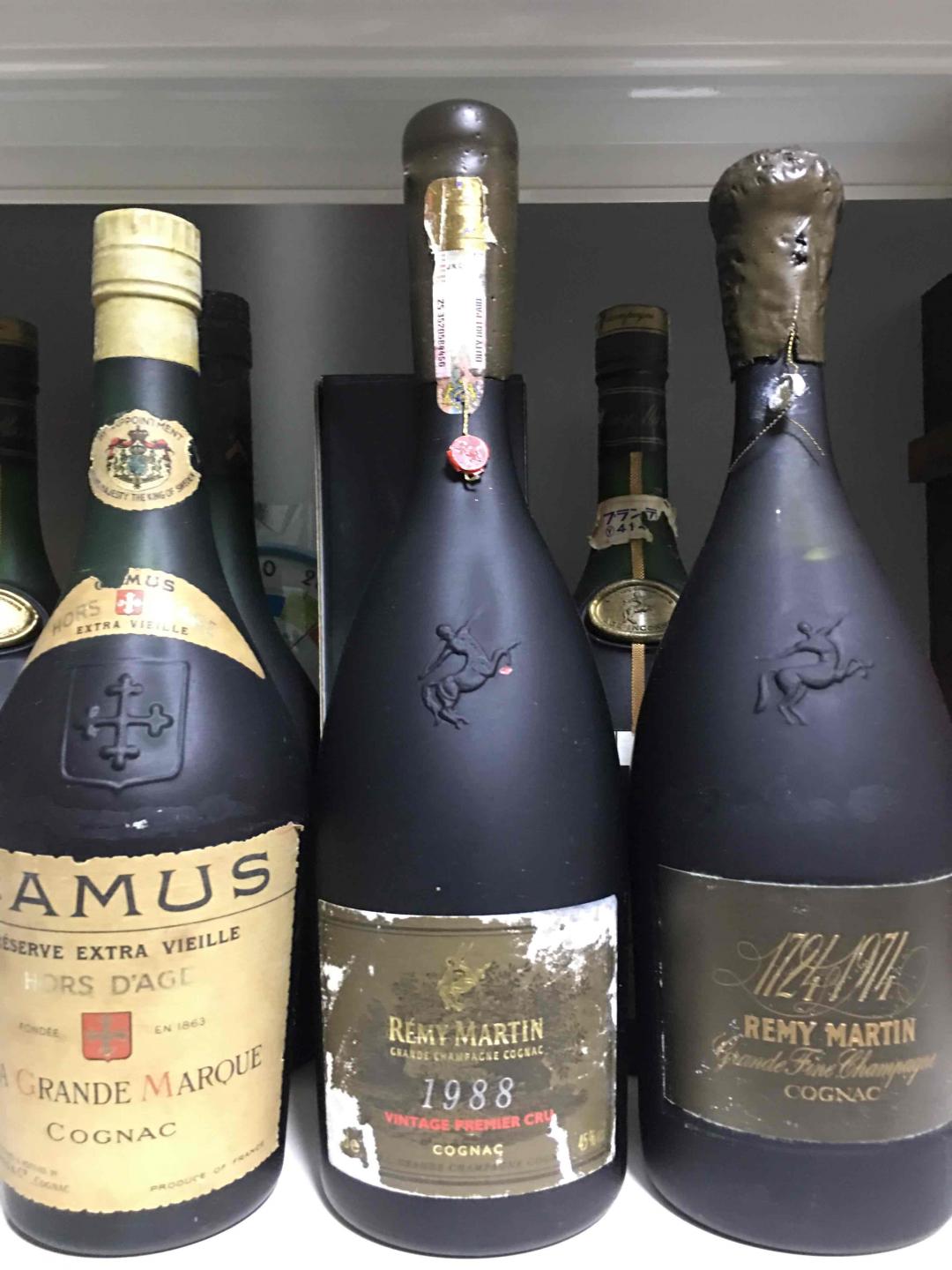 到酒商家里买支班尼富24年IB¥1200/图一/，顺手多拍几瓶惹不起的<img src='https://sdata.whiskyworm.com/xcxpics/emoji_14.png' class='emoji' />，然后再品茶吹水。