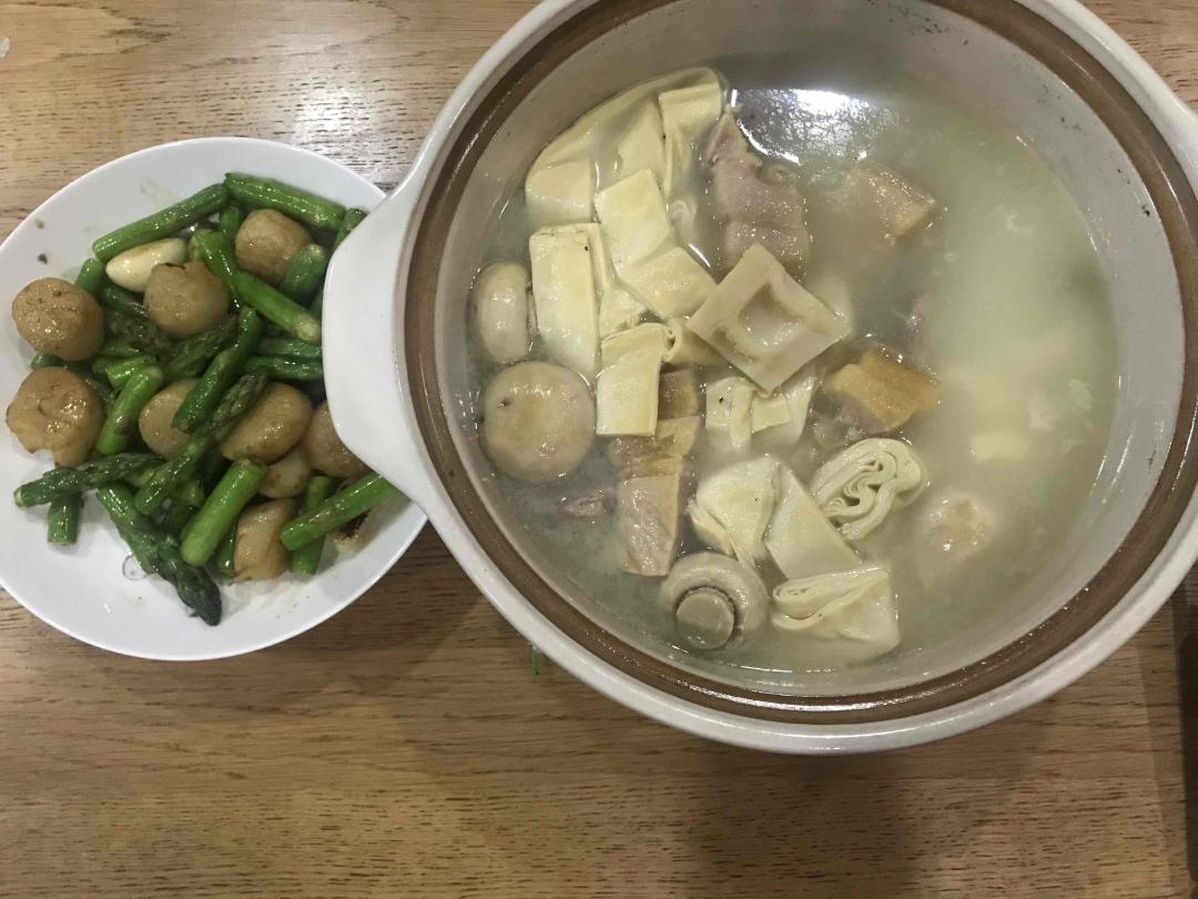 伺候完女儿吃饭才能去大壕家蹭酒