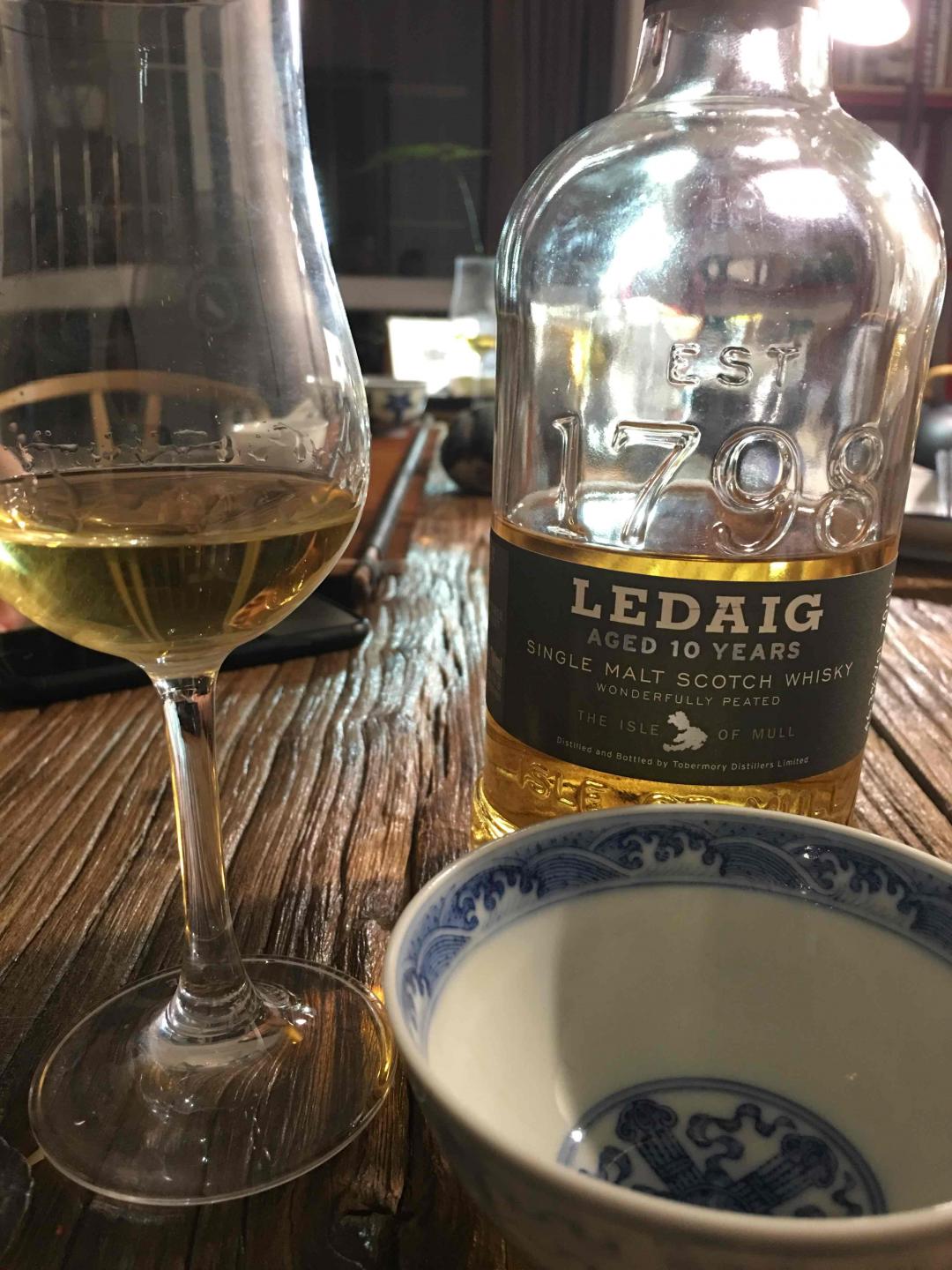 很泰卡风暴的一款酒，区别于入口先感觉到热带水果味，和后段欠潮水式的海风气息。