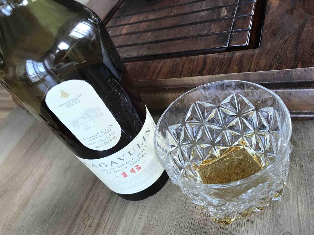 快热死人啦！喝点消毒水预防中暑...