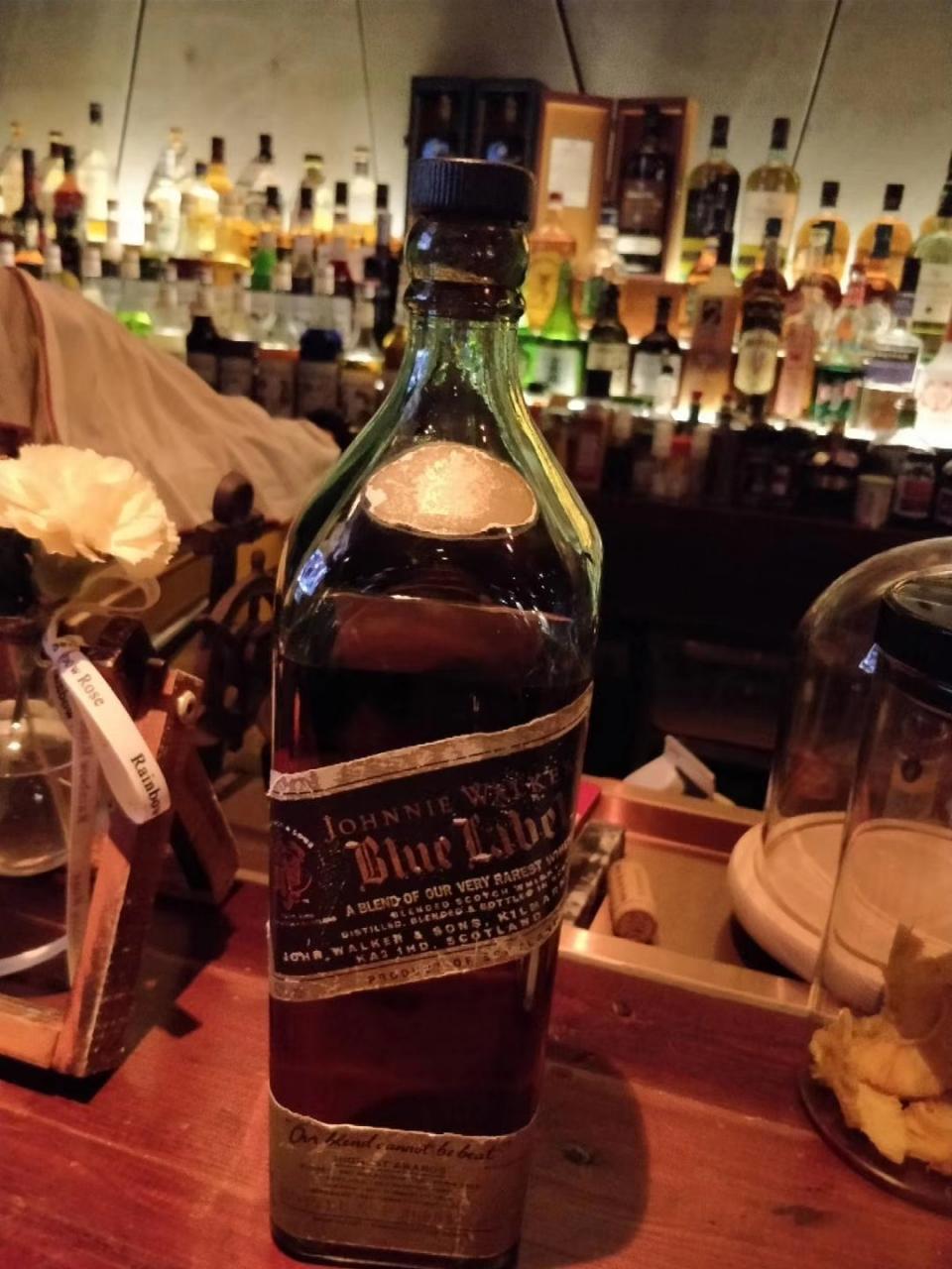 有幸在酒吧喝到过客人留下的旧版蓝牌，桶的风味比较明显，味道独特，但尝不到太多的风味，舌头不好使