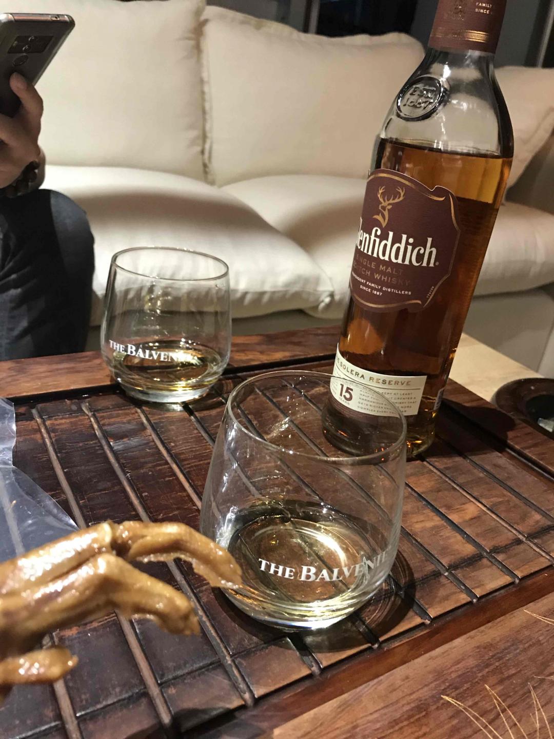 聊天、格兰菲迪15年、汕头𠧧鸭脚........爽！