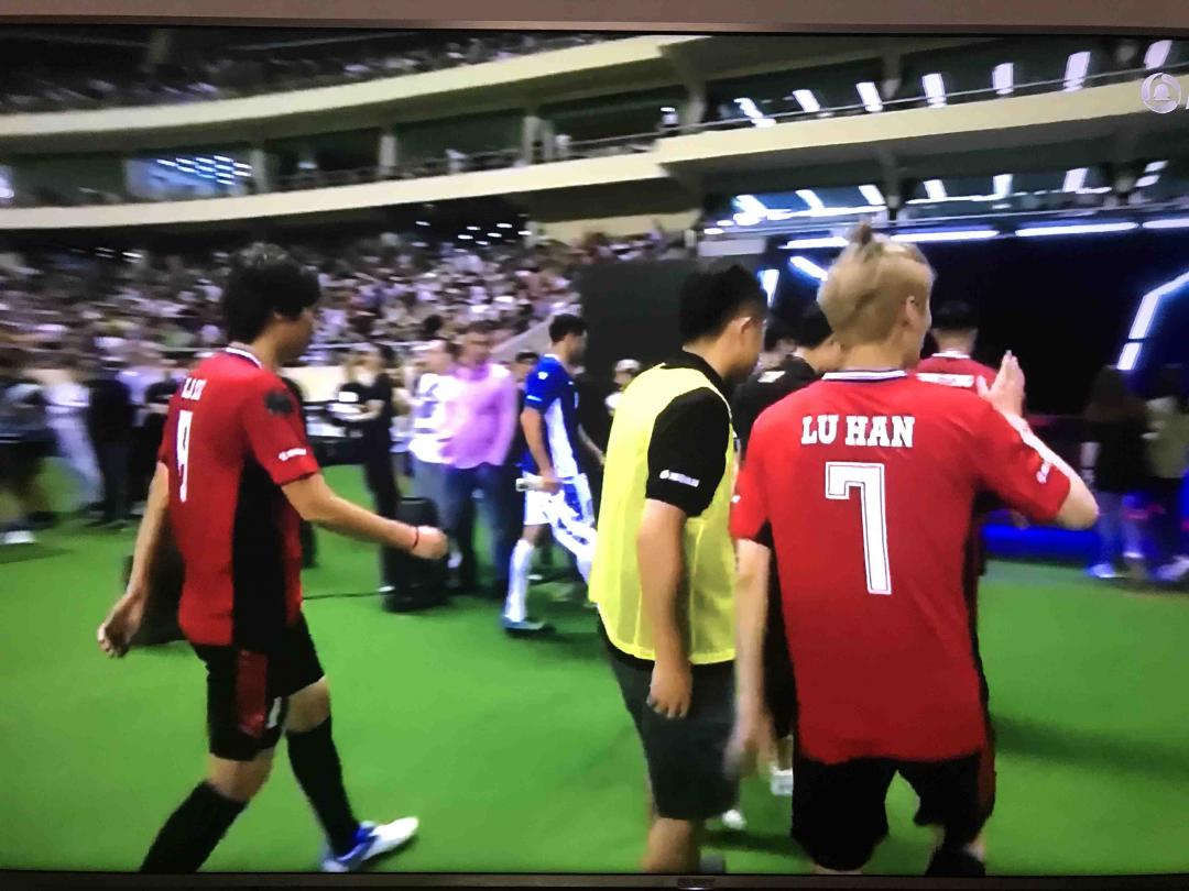 吃饱，喝足，看鹿晗