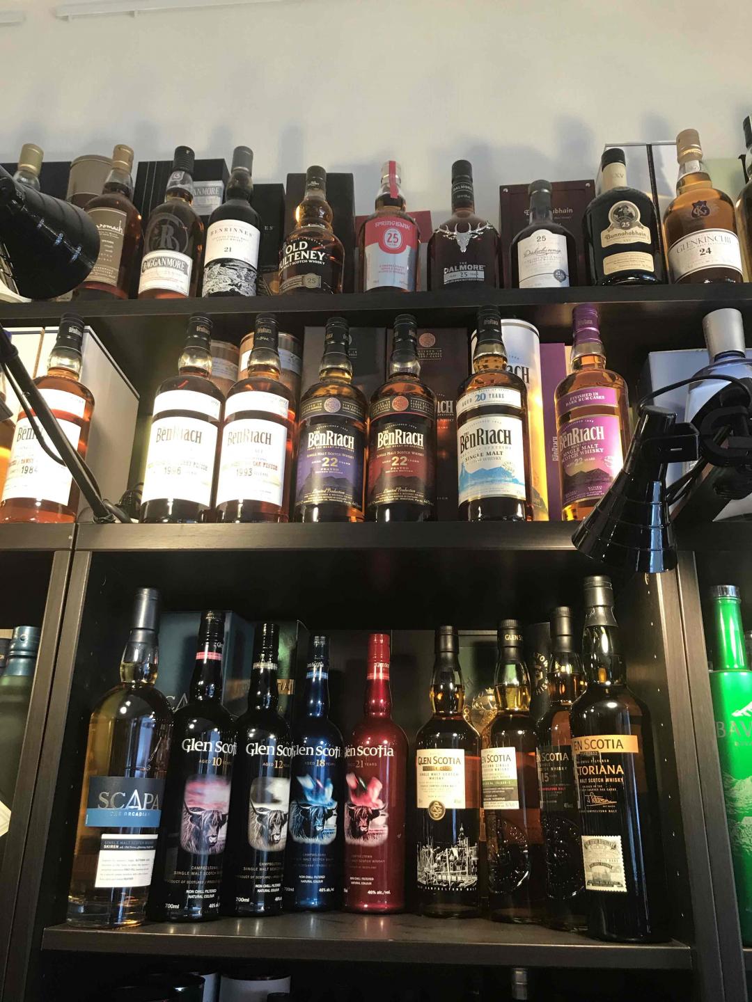 今天走了三家店，看的眼花缭乱，明显感觉知识不够用，后来只能找了几瓶熟悉的日威，价格低于国内和日本