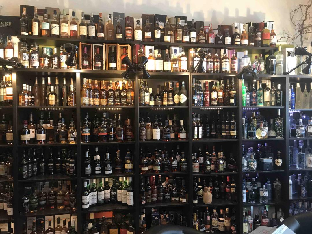 今天走了三家店，看的眼花缭乱，明显感觉知识不够用，后来只能找了几瓶熟悉的日威，价格低于国内和日本