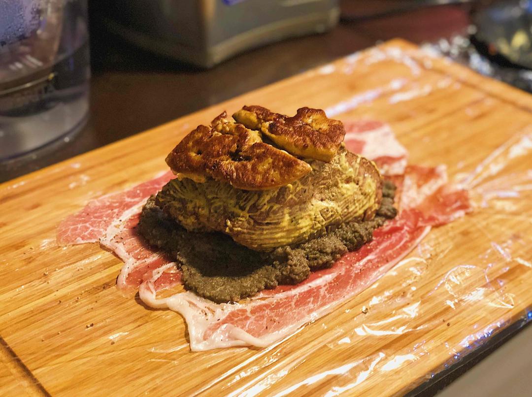 吃完自己做的惠灵顿牛排（洋人牛肉馅饼），水果还是要来点雪莉。