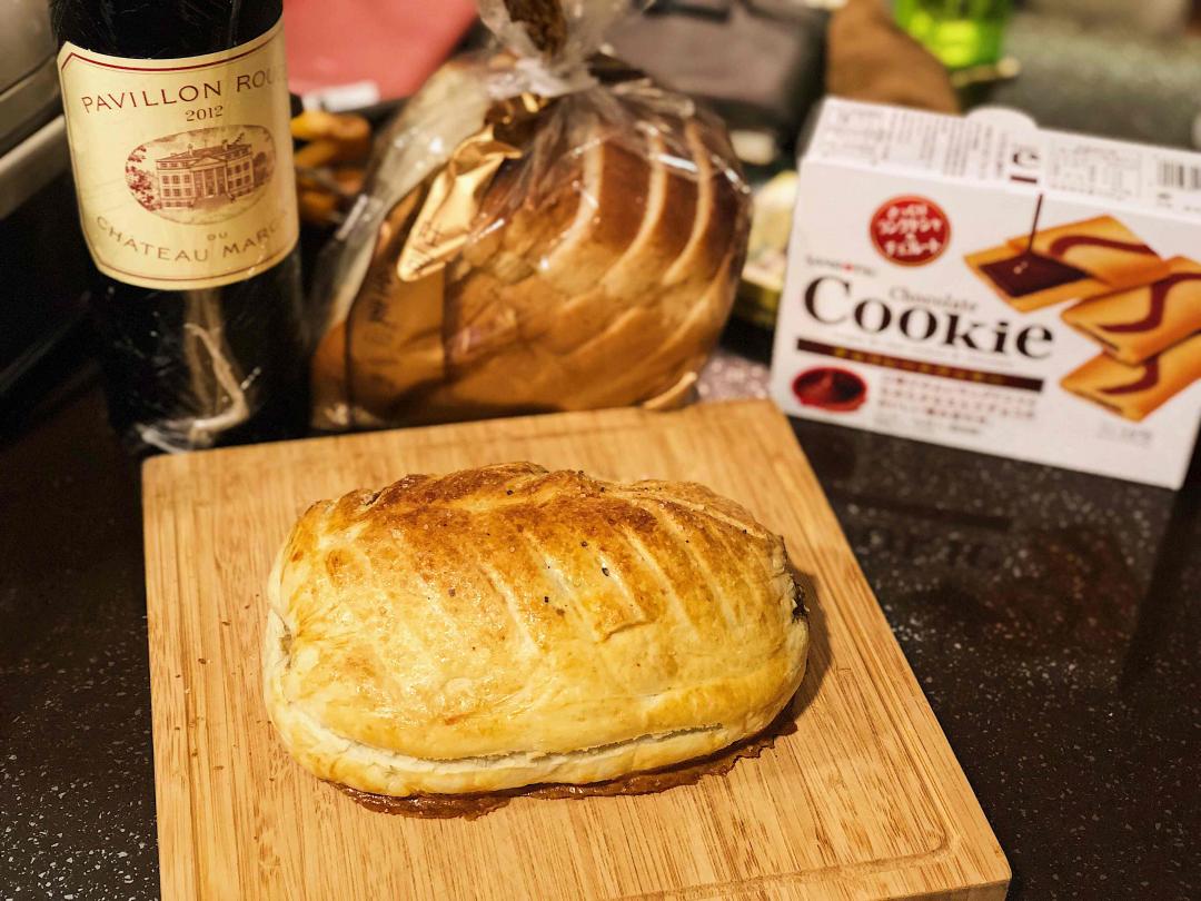 吃完自己做的惠灵顿牛排（洋人牛肉馅饼），水果还是要来点雪莉。