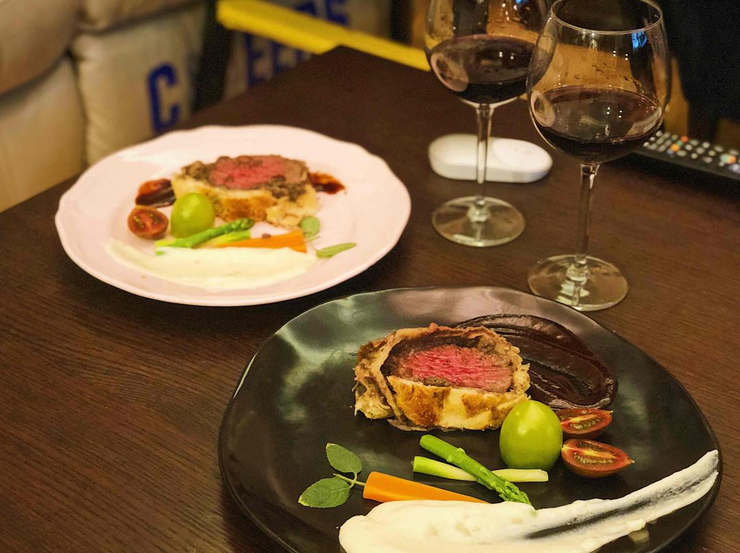 吃完自己做的惠灵顿牛排（洋人牛肉馅饼），水果还是要来点雪莉。