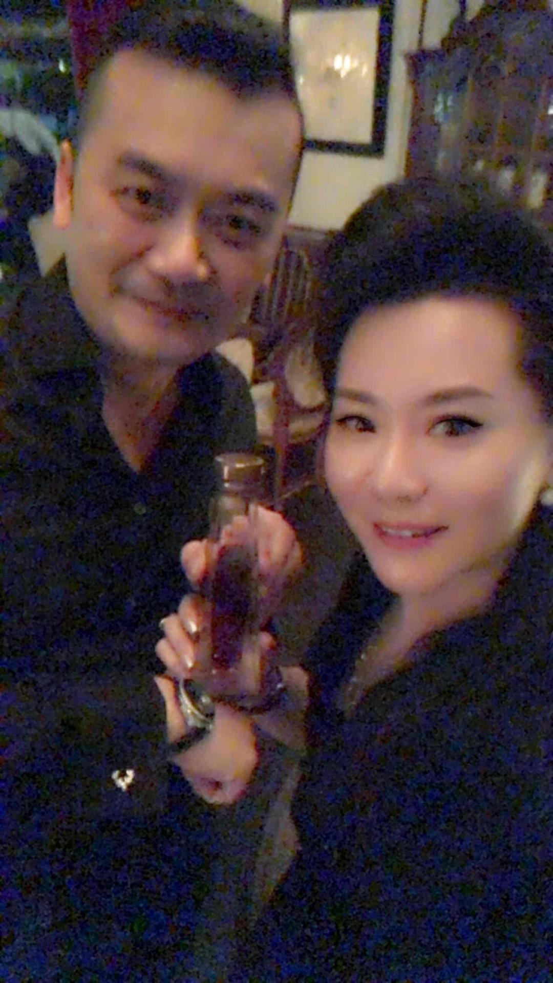 不用介绍大家都认识的啦<img src='https://sdata.whiskyworm.com/xcxpics/emoji_52.png' class='emoji' />超级大IP～那就露脸啦<img src='https://sdata.whiskyworm.com/xcxpics/emoji_7.png' class='emoji' />重点是酒🥃袖口