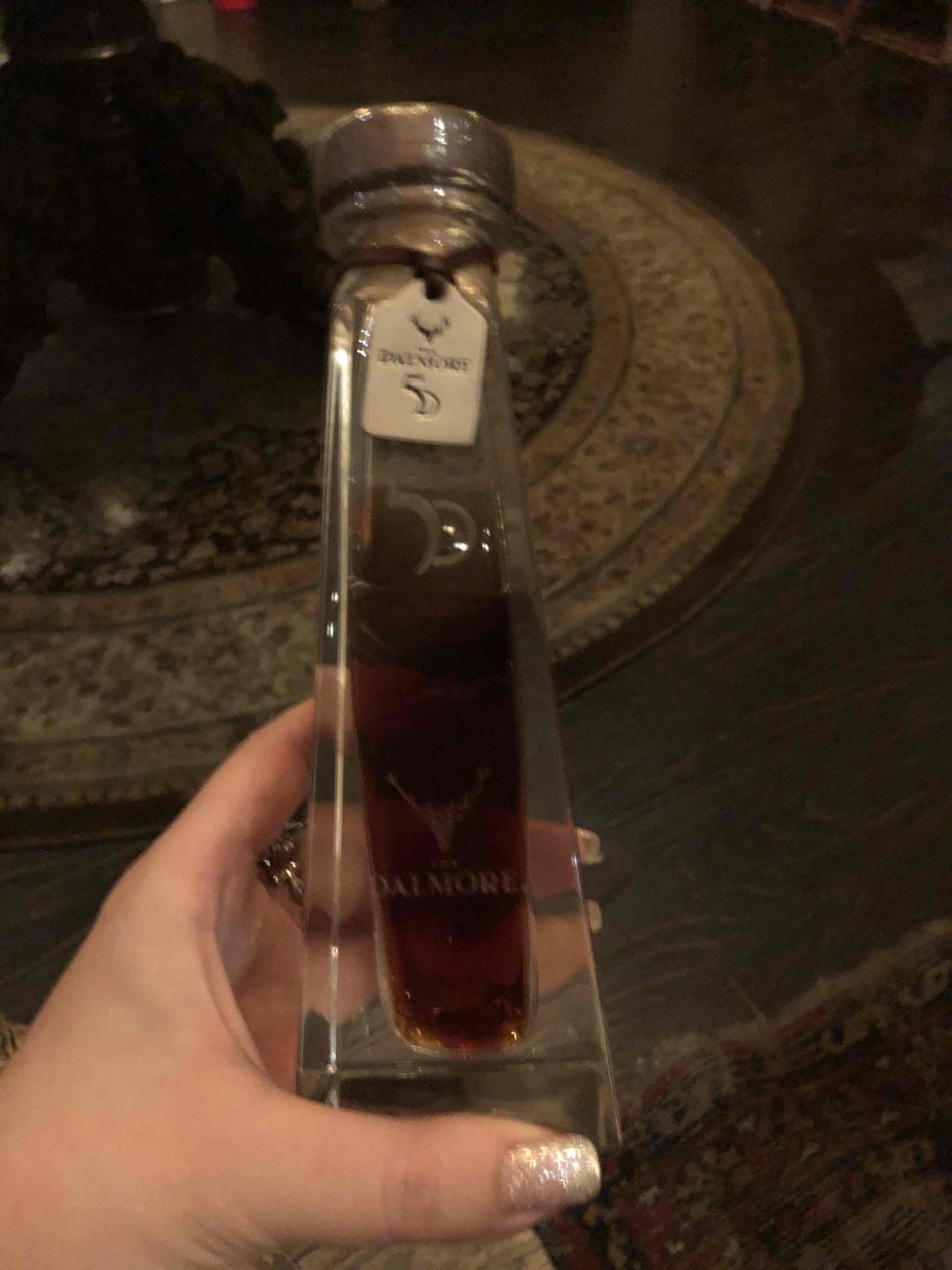 不用介绍大家都认识的啦<img src='https://sdata.whiskyworm.com/xcxpics/emoji_52.png' class='emoji' />超级大IP～那就露脸啦<img src='https://sdata.whiskyworm.com/xcxpics/emoji_7.png' class='emoji' />重点是酒🥃袖口