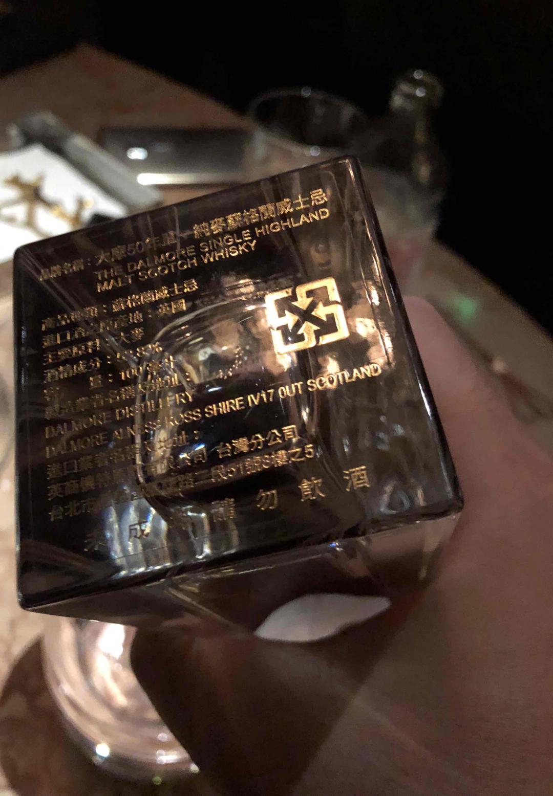 不用介绍大家都认识的啦<img src='https://sdata.whiskyworm.com/xcxpics/emoji_52.png' class='emoji' />超级大IP～那就露脸啦<img src='https://sdata.whiskyworm.com/xcxpics/emoji_7.png' class='emoji' />重点是酒🥃袖口