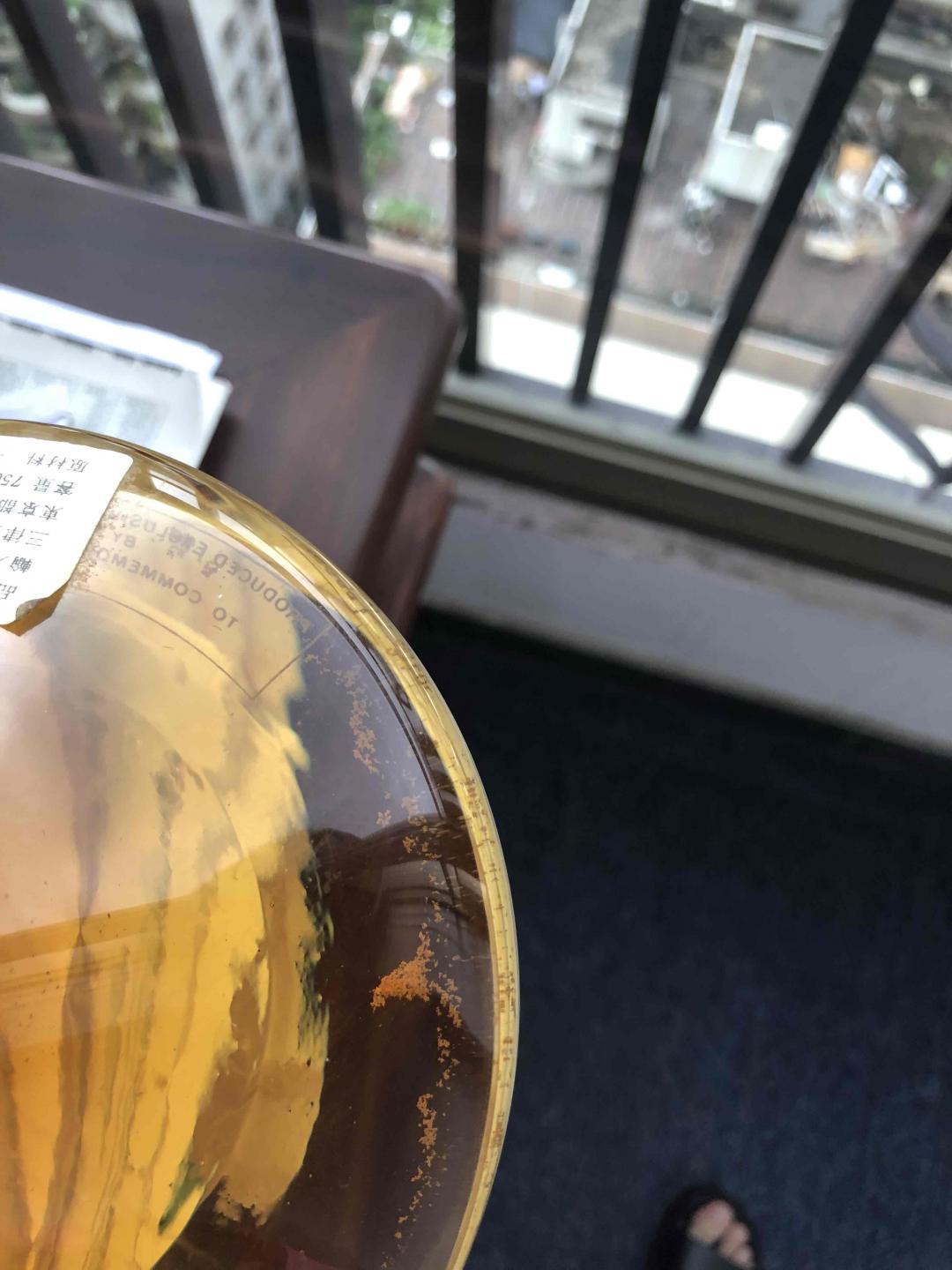 白马和DUNHILL有沉淀物和浑浊