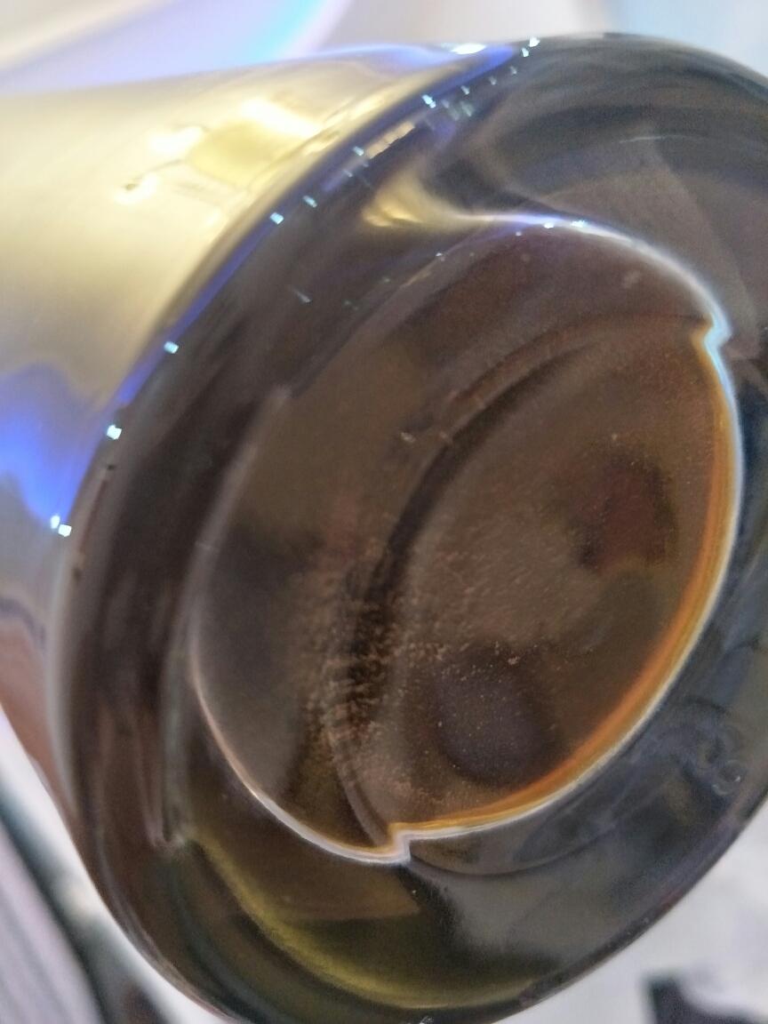 威士忌內容物裡的飄沈雜質正常嗎？什麼說法？求解，感謝酒友們說明。