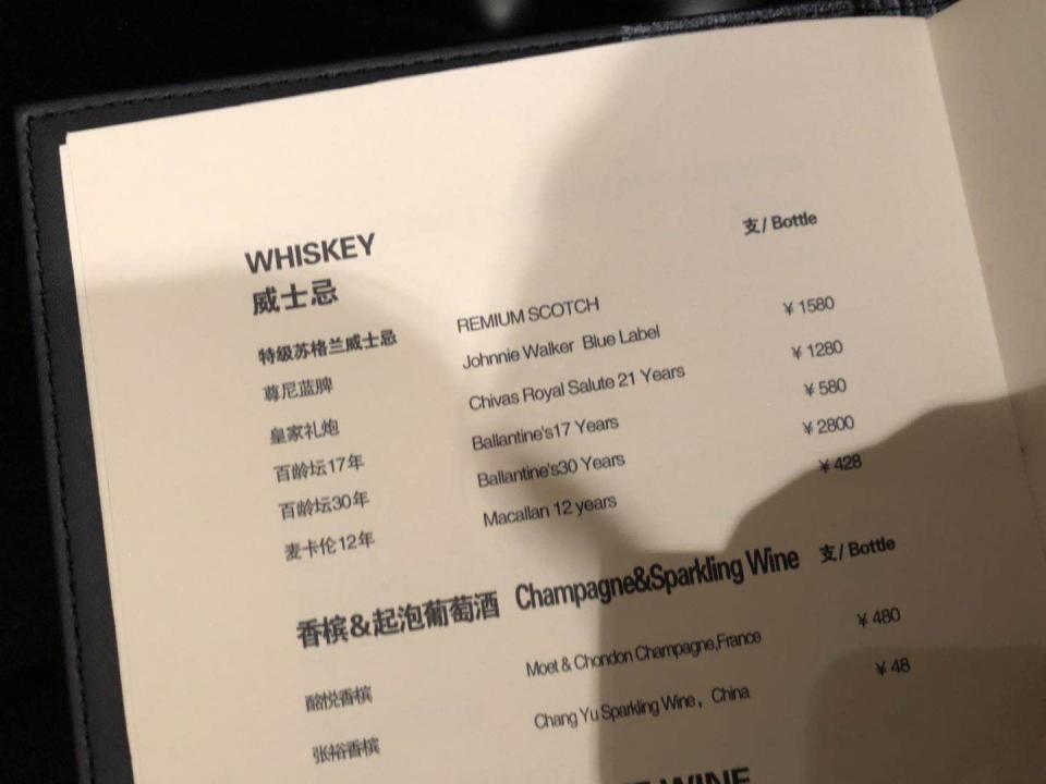 前段时间酒楼吃饭 发现餐牌上有麦卡伦12 点了一瓶发现没问题还是2012年的 果断全部打包.....