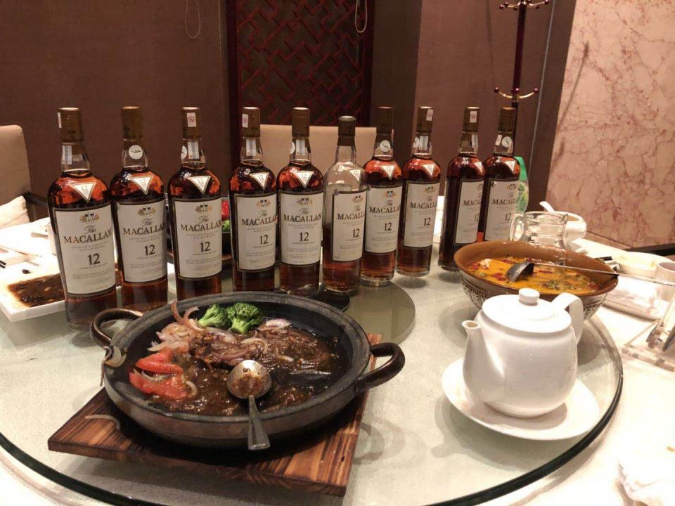 前段时间酒楼吃饭 发现餐牌上有麦卡伦12 点了一瓶发现没问题还是2012年的 果断全部打包.....
