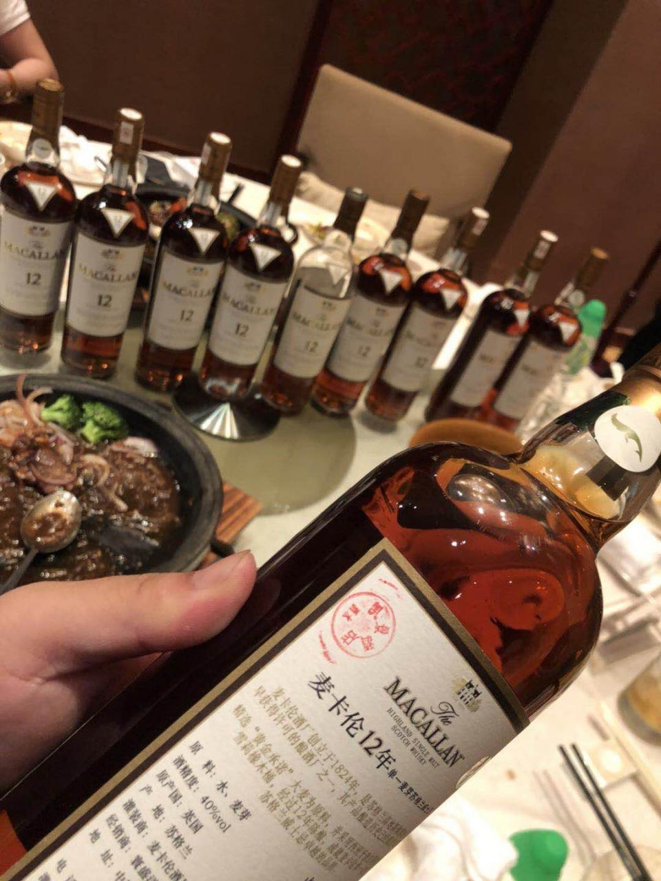 前段时间酒楼吃饭 发现餐牌上有麦卡伦12 点了一瓶发现没问题还是2012年的 果断全部打包.....