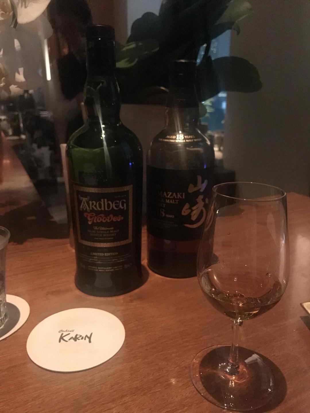 Ardbeg Day显然是参加不到了，衬着东京的夜色喝杯grooves也是极好的～酒体如18一般琥珀，香草、泥煤、海藻的味道糅合在一起，结尾有果香和甜味，非常过瘾。当然18依旧内秀，最爱之一，两支一起品鉴就是“Peat&Love”。