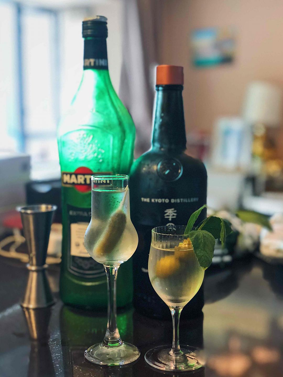 Two Dry martini，stir，not shaken
