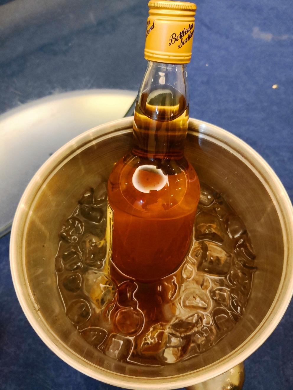有明显的带甜的麦芽香味，口味的表现较为简单，不过其清爽及甜美的口味令此酒平易近人