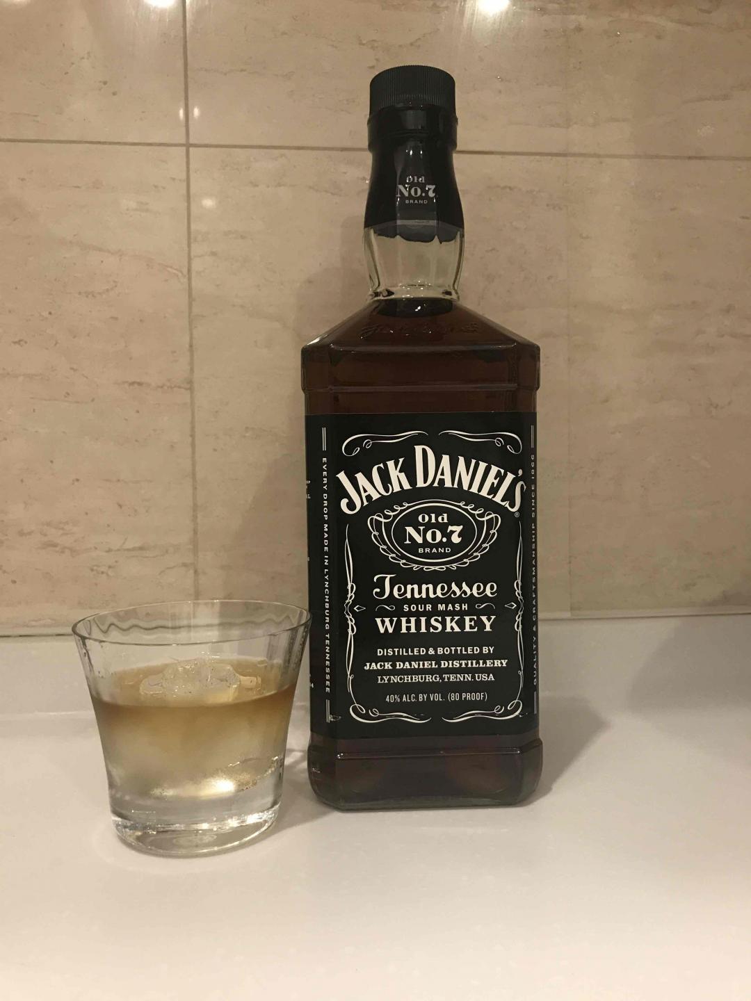 今天来点波本，不是白酒杯，是7的瓶子大，够喝一阵子的了～