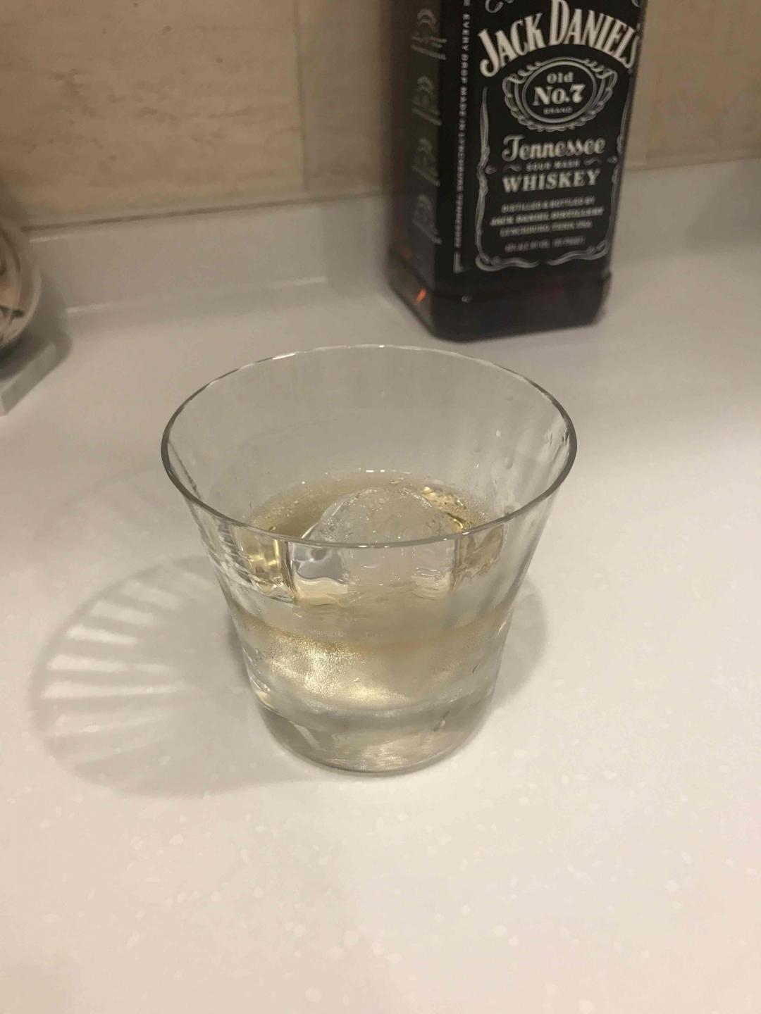 今天来点波本，不是白酒杯，是7的瓶子大，够喝一阵子的了～