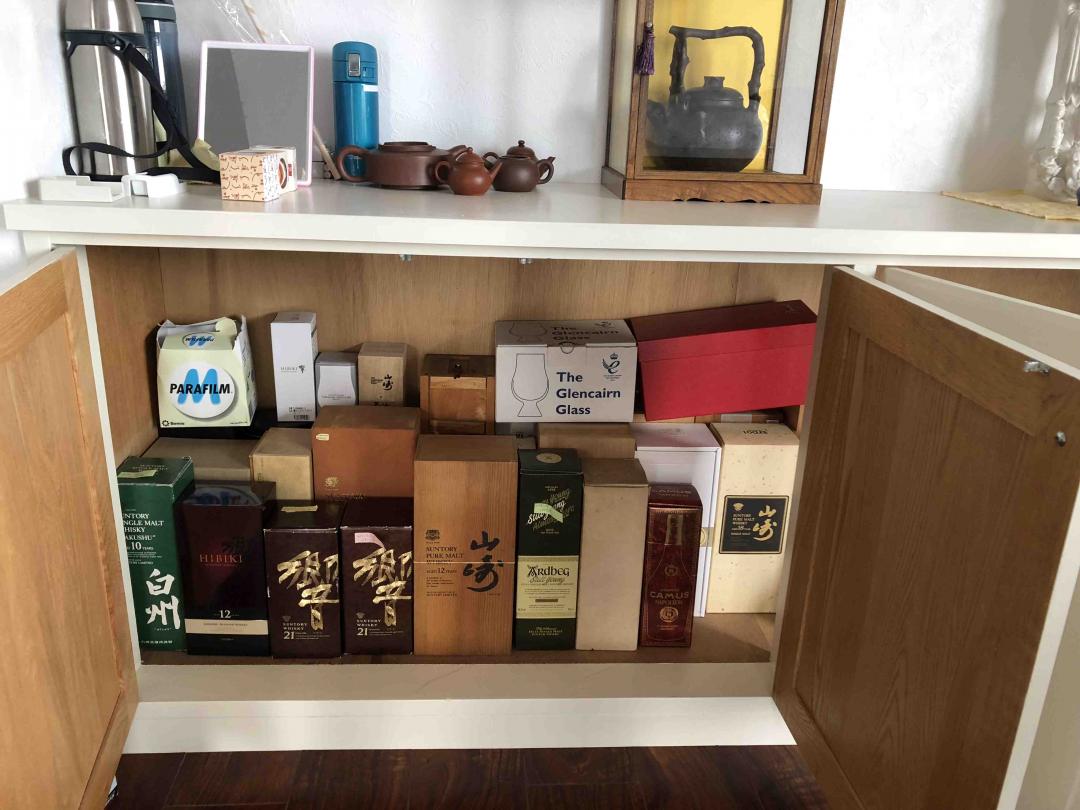 搬家以後到處都是酒 連衣櫃裡也是 下星期趕緊要買幾個貨架回來