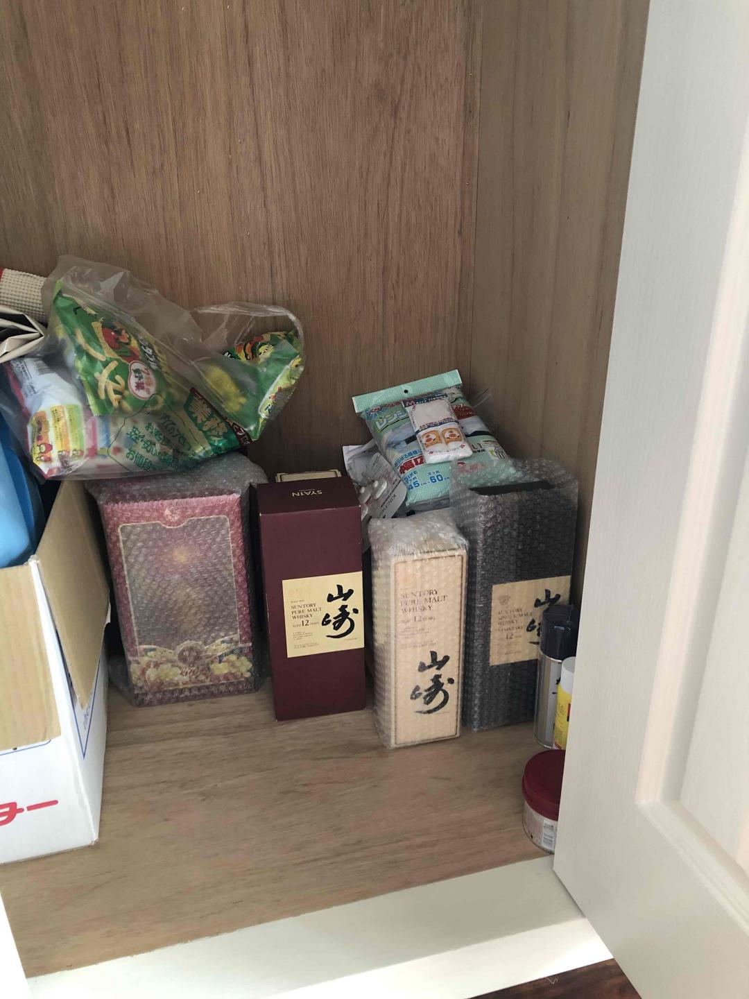 搬家以後到處都是酒 連衣櫃裡也是 下星期趕緊要買幾個貨架回來