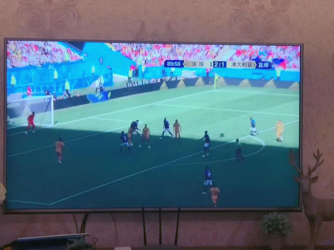 世界杯配威，虽然买贵了code，不过喝起来不错，金黄色酒液，闻香初期有刺鼻橡木桶味，后面蜂蜜味越来越浓；入口一开始顺滑略有呛口，过一段时间后蜂蜜甜味、果味和奶油味逐渐占据口腔，感觉口感复杂，暂时还描述不出来，整体还不错👍