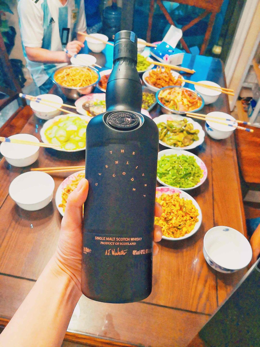 世界杯配威，虽然买贵了code，不过喝起来不错，金黄色酒液，闻香初期有刺鼻橡木桶味，后面蜂蜜味越来越浓；入口一开始顺滑略有呛口，过一段时间后蜂蜜甜味、果味和奶油味逐渐占据口腔，感觉口感复杂，暂时还描述不出来，整体还不错👍