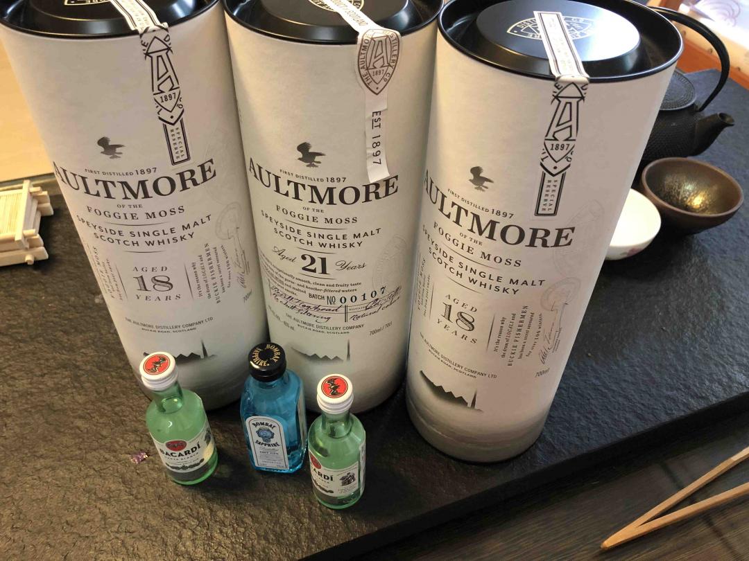 澳门带回Aultmore 21 和 18，之前在巴黎人住了几次居然不知道有个漂亮的游泳池，顺带安利一下<img src='https://sdata.whiskyworm.com/xcxpics/emoji_18.png' class='emoji' />